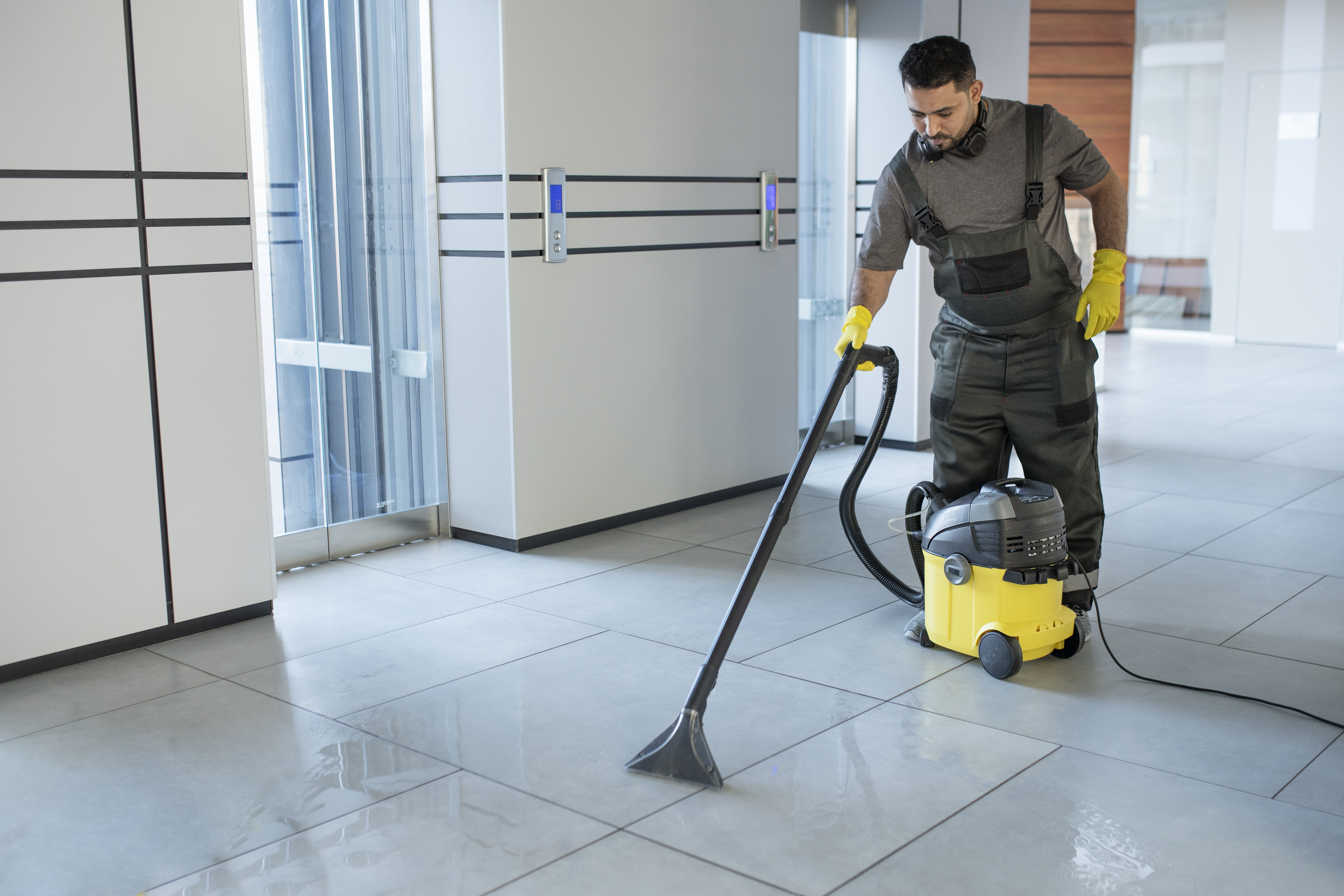 <span  class="uc_style_uc_tiles_grid_image_elementor_uc_items_attribute_title" style="color:#ffffff;">full-shot-man-vacuuming-office-floor</span>