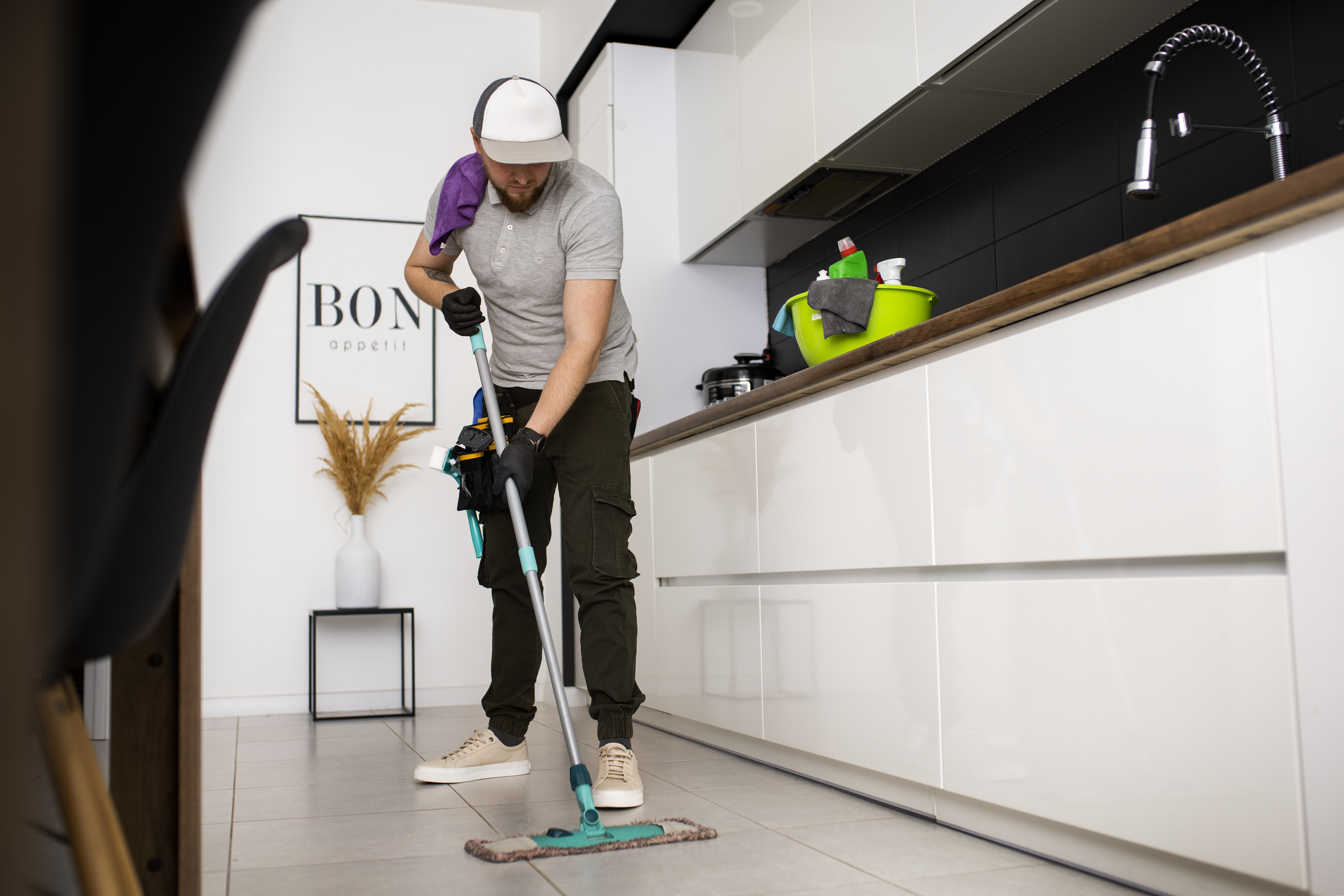 <span  class="uc_style_uc_tiles_grid_image_elementor_uc_items_attribute_title" style="color:#ffffff;">man-doing-professional-home-cleaning-service</span>