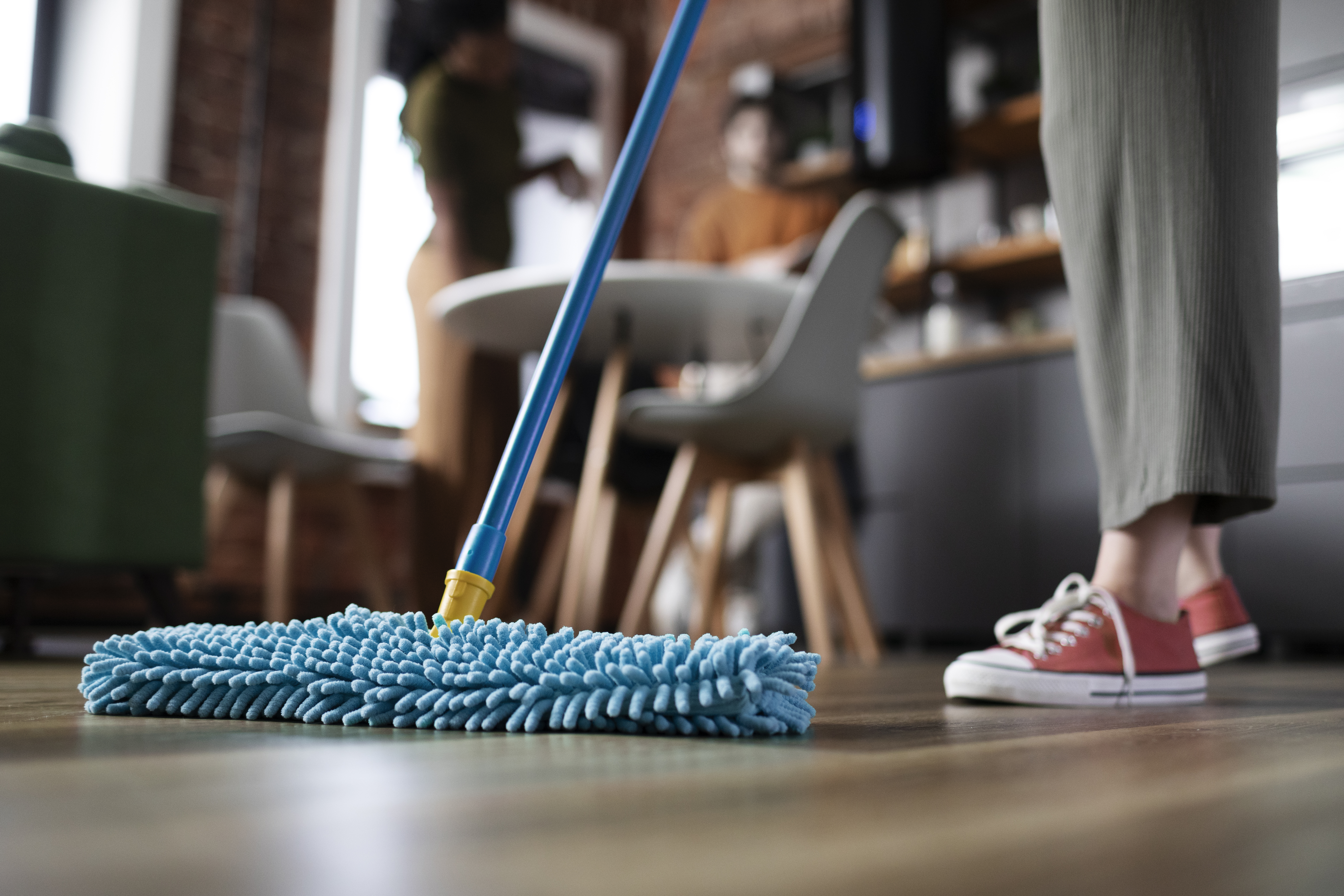 <span  class="uc_style_uc_tiles_grid_image_elementor_uc_items_attribute_title" style="color:#ffffff;">roommates-cleaning-home-together</span>